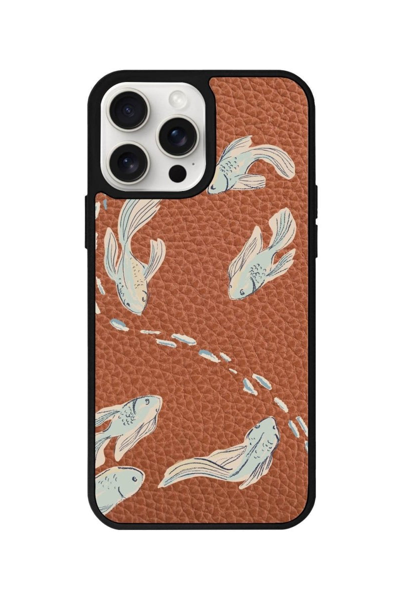 iPhone 14 Plus Koi Fish Leather Vegan Deri Telefon Kılıfı Kahverengi - SUMTHINCS