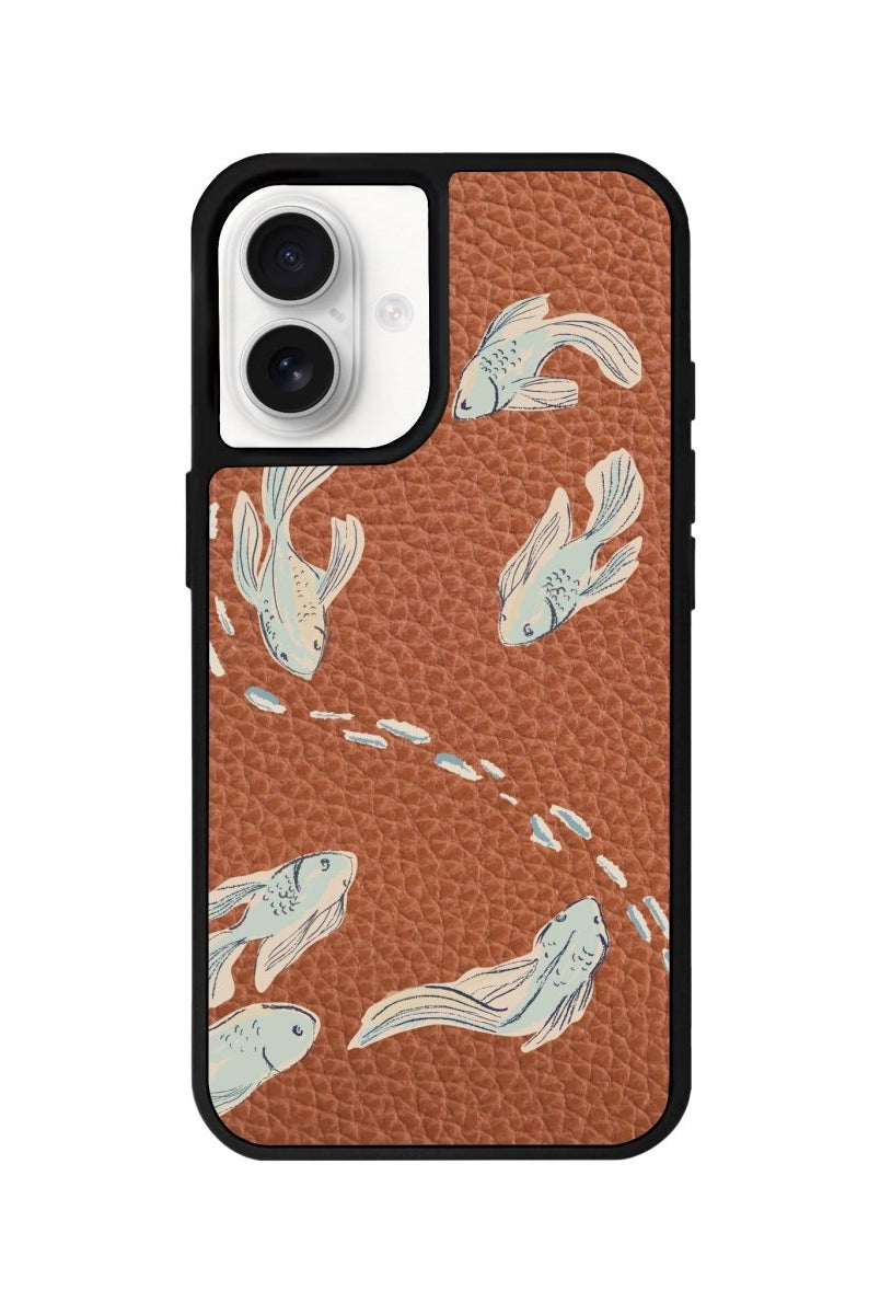 iPhone 16 Koi Fish Leather Vegan Deri Telefon Kılıfı Kahverengi - SUMTHINCS