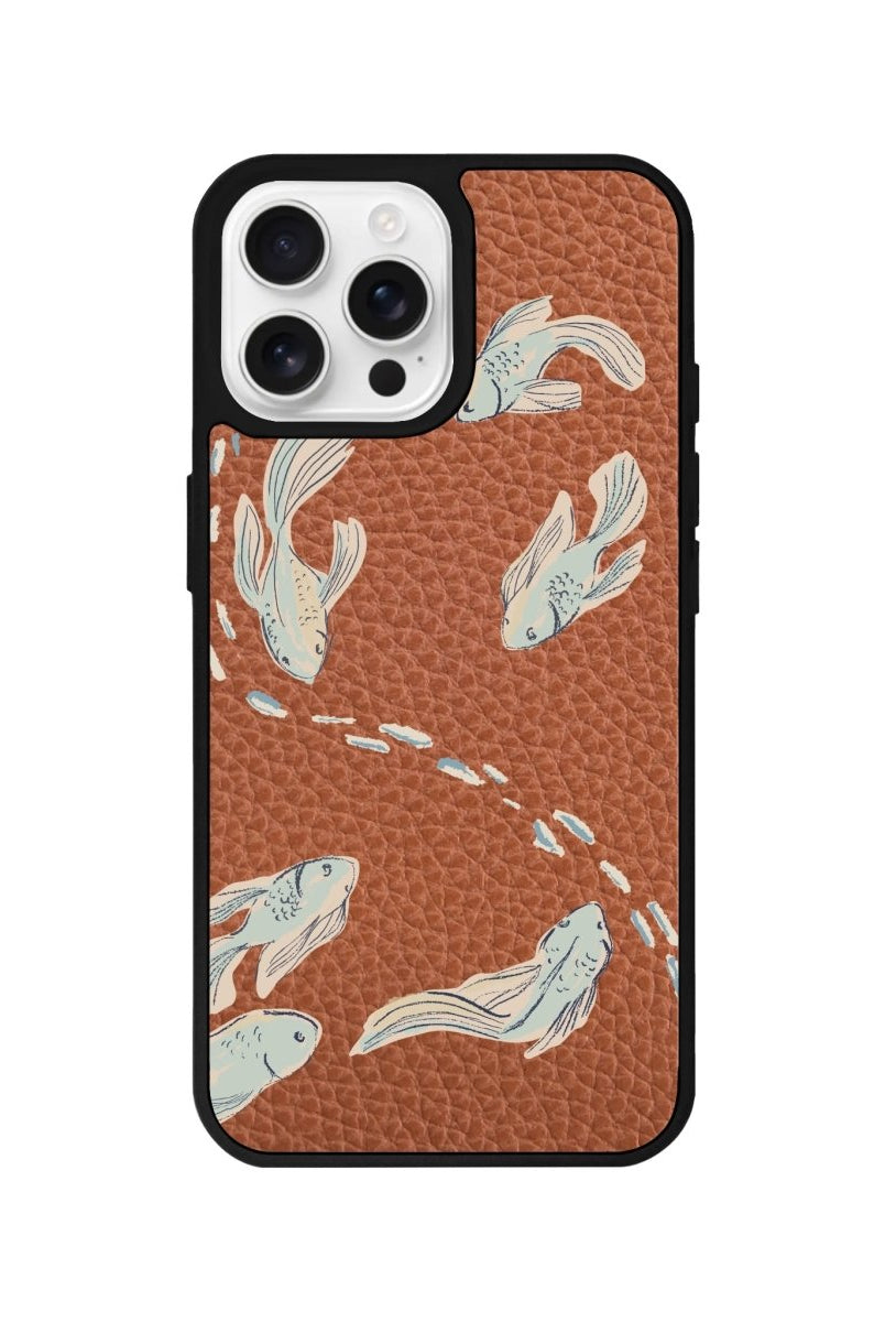 iPhone 16 Pro Koi Fish Leather Vegan Deri Telefon Kılıfı Kahverengi - SUMTHINCS